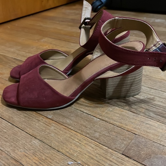 Bungundy heels - Picture 2 of 4